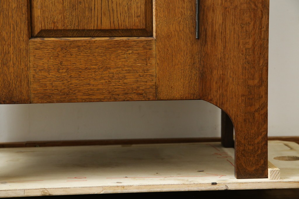 イギリスヴィンテージ　ソリッドオーク材　シンプルで使いやすい上質な作りの縦型キャビネット　(R-085488)