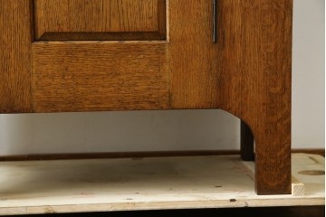 イギリスヴィンテージ　ソリッドオーク材　シンプルで使いやすい上質な作りの縦型キャビネット　(R-085488)