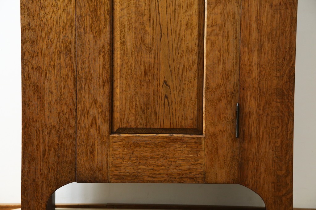 イギリスヴィンテージ　ソリッドオーク材　シンプルで使いやすい上質な作りの縦型キャビネット　(R-085488)