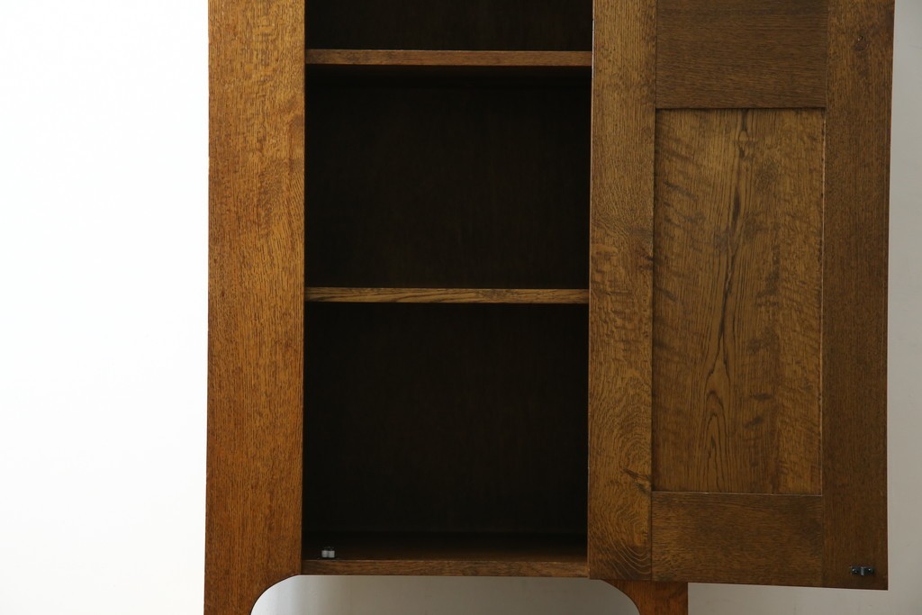 イギリスヴィンテージ　ソリッドオーク材　シンプルで使いやすい上質な作りの縦型キャビネット　(R-085488)