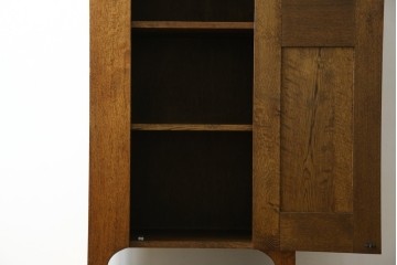 イギリスヴィンテージ　ソリッドオーク材　シンプルで使いやすい上質な作りの縦型キャビネット　(R-085488)