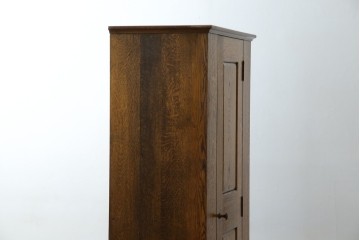 イギリスヴィンテージ　ソリッドオーク材　シンプルで使いやすい上質な作りの縦型キャビネット　(R-085488)