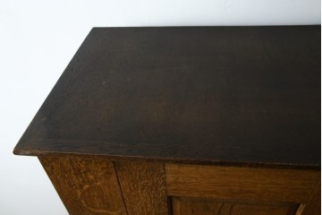 イギリスヴィンテージ　ソリッドオーク材　シンプルで使いやすい上質な作りの縦型キャビネット　(R-085488)