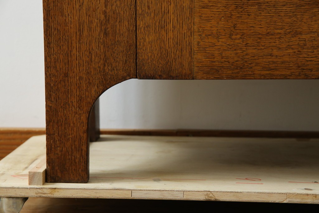 イギリスヴィンテージ　ソリッドオーク材　シンプルで使いやすい上質な作りの縦型キャビネット　(R-085488)