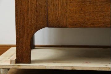 イギリスヴィンテージ　ソリッドオーク材　シンプルで使いやすい上質な作りの縦型キャビネット　(R-085488)