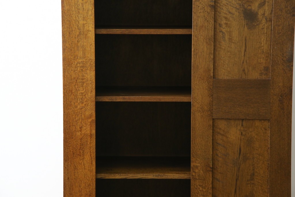 イギリスヴィンテージ　ソリッドオーク材　シンプルで使いやすい上質な作りの縦型キャビネット　(R-085488)