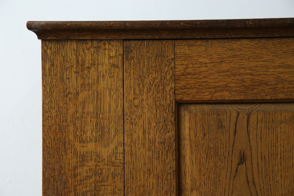 イギリスヴィンテージ　ソリッドオーク材　シンプルで使いやすい上質な作りの縦型キャビネット　(R-085488)