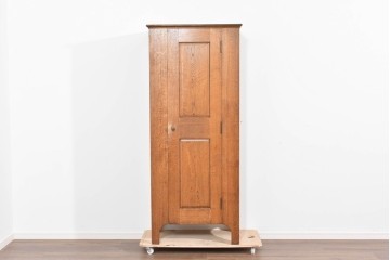 イギリスヴィンテージ　ソリッドオーク材　シンプルで使いやすい上質な作りの縦型キャビネット　(R-085488)
