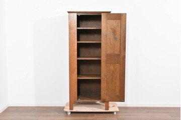 イギリスヴィンテージ　ソリッドオーク材　シンプルで使いやすい上質な作りの縦型キャビネット　(R-085488)