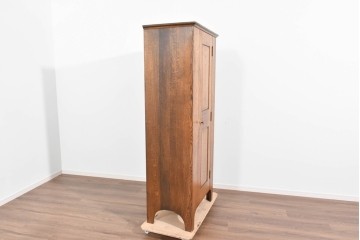 イギリスヴィンテージ　ソリッドオーク材　シンプルで使いやすい上質な作りの縦型キャビネット　(R-085488)