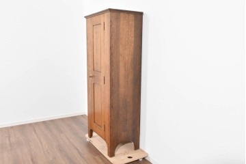 イギリスヴィンテージ　ソリッドオーク材　シンプルで使いやすい上質な作りの縦型キャビネット　(R-085488)