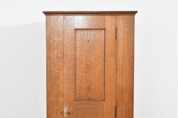 イギリスヴィンテージ　ソリッドオーク材　シンプルで使いやすい上質な作りの縦型キャビネット　(R-085488)