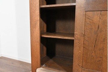 イギリスヴィンテージ　ソリッドオーク材　シンプルで使いやすい上質な作りの縦型キャビネット　(R-085488)