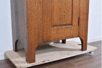 イギリスヴィンテージ　ソリッドオーク材　シンプルで使いやすい上質な作りの縦型キャビネット　(R-085488)