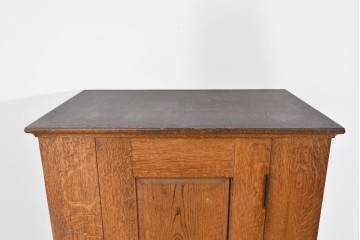 イギリスヴィンテージ　ソリッドオーク材　シンプルで使いやすい上質な作りの縦型キャビネット　(R-085488)