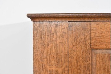 イギリスヴィンテージ　ソリッドオーク材　シンプルで使いやすい上質な作りの縦型キャビネット　(R-085488)