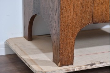 イギリスヴィンテージ　ソリッドオーク材　シンプルで使いやすい上質な作りの縦型キャビネット　(R-085488)