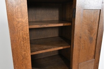 イギリスヴィンテージ　ソリッドオーク材　シンプルで使いやすい上質な作りの縦型キャビネット　(R-085488)