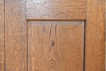 イギリスヴィンテージ　ソリッドオーク材　シンプルで使いやすい上質な作りの縦型キャビネット　(R-085488)