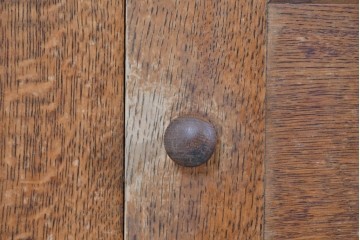 イギリスヴィンテージ　ソリッドオーク材　シンプルで使いやすい上質な作りの縦型キャビネット　(R-085488)