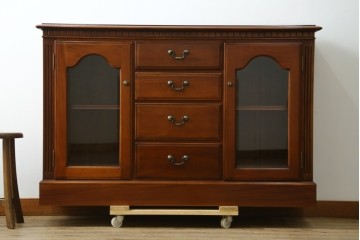 中古　美品　希少な廃番品　IDC大塚家具「グレース」シリーズ　クラシカルな装飾が上品なガラス扉付きサイドボード　(R-085489)