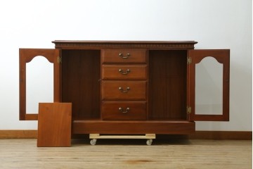 中古　美品　希少な廃番品　IDC大塚家具「グレース」シリーズ　クラシカルな装飾が上品なガラス扉付きサイドボード　(R-085489)