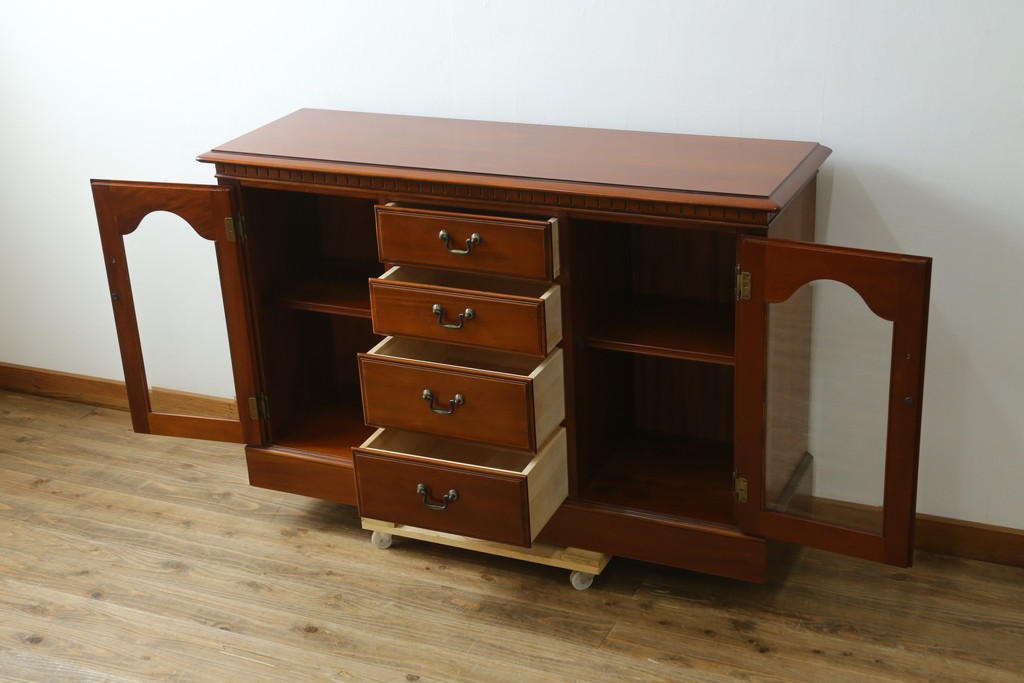 中古　美品　希少な廃番品　IDC大塚家具「グレース」シリーズ　クラシカルな装飾が上品なガラス扉付きサイドボード　(R-085489)