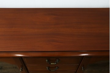 中古　美品　希少な廃番品　IDC大塚家具「グレース」シリーズ　クラシカルな装飾が上品なガラス扉付きサイドボード　(R-085489)
