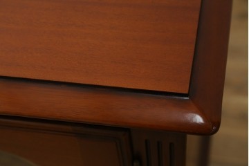 中古　美品　希少な廃番品　IDC大塚家具「グレース」シリーズ　クラシカルな装飾が上品なガラス扉付きサイドボード　(R-085489)