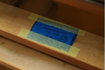 中古　美品　希少な廃番品　IDC大塚家具「グレース」シリーズ　クラシカルな装飾が上品なガラス扉付きサイドボード　(R-085489)