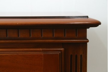 中古　美品　希少な廃番品　IDC大塚家具「グレース」シリーズ　クラシカルな装飾が上品なガラス扉付きサイドボード　(R-085489)