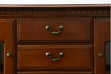 中古　美品　希少な廃番品　IDC大塚家具「グレース」シリーズ　クラシカルな装飾が上品なガラス扉付きサイドボード　(R-085489)