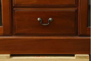 中古　美品　希少な廃番品　IDC大塚家具「グレース」シリーズ　クラシカルな装飾が上品なガラス扉付きサイドボード　(R-085489)