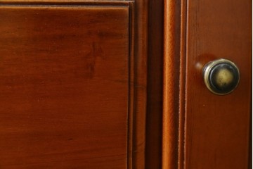 中古　美品　希少な廃番品　IDC大塚家具「グレース」シリーズ　クラシカルな装飾が上品なガラス扉付きサイドボード　(R-085489)