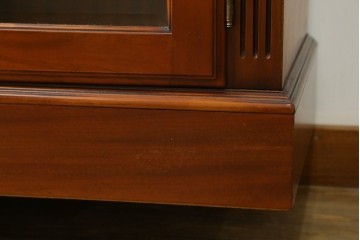 中古　美品　希少な廃番品　IDC大塚家具「グレース」シリーズ　クラシカルな装飾が上品なガラス扉付きサイドボード　(R-085489)