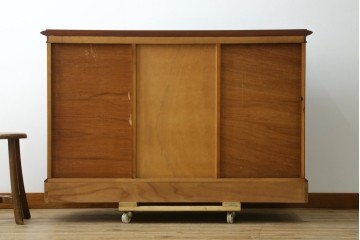 中古　美品　希少な廃番品　IDC大塚家具「グレース」シリーズ　クラシカルな装飾が上品なガラス扉付きサイドボード　(R-085489)
