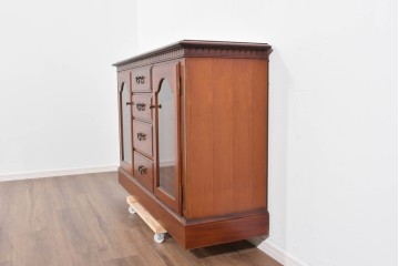 中古　美品　希少な廃番品　IDC大塚家具「グレース」シリーズ　クラシカルな装飾が上品なガラス扉付きサイドボード　(R-085489)