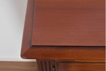 中古　美品　希少な廃番品　IDC大塚家具「グレース」シリーズ　クラシカルな装飾が上品なガラス扉付きサイドボード　(R-085489)