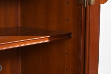 中古　美品　希少な廃番品　IDC大塚家具「グレース」シリーズ　クラシカルな装飾が上品なガラス扉付きサイドボード　(R-085489)