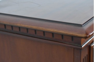 中古　美品　希少な廃番品　IDC大塚家具「グレース」シリーズ　クラシカルな装飾が上品なガラス扉付きサイドボード　(R-085489)