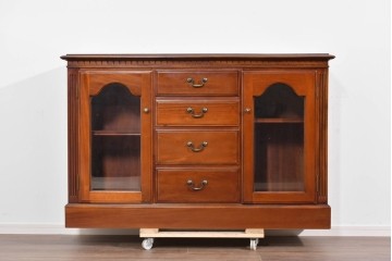 中古　美品　希少な廃番品　IDC大塚家具「グレース」シリーズ　クラシカルな装飾が上品なガラス扉付きサイドボード　(R-085489)