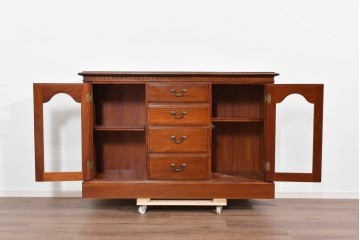 中古　美品　希少な廃番品　IDC大塚家具「グレース」シリーズ　クラシカルな装飾が上品なガラス扉付きサイドボード　(R-085489)