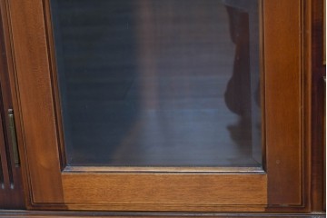 中古　美品　希少な廃番品　IDC大塚家具「グレース」シリーズ　クラシカルな装飾が上品なガラス扉付きサイドボード　(R-085489)