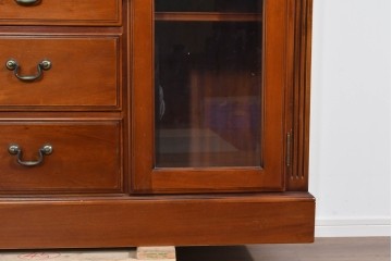 中古　美品　希少な廃番品　IDC大塚家具「グレース」シリーズ　クラシカルな装飾が上品なガラス扉付きサイドボード　(R-085489)