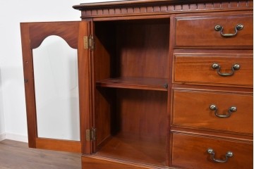 中古　美品　希少な廃番品　IDC大塚家具「グレース」シリーズ　クラシカルな装飾が上品なガラス扉付きサイドボード　(R-085489)