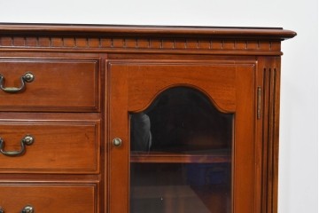 中古　美品　希少な廃番品　IDC大塚家具「グレース」シリーズ　クラシカルな装飾が上品なガラス扉付きサイドボード　(R-085489)