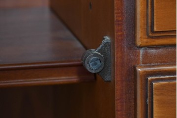 中古　美品　希少な廃番品　IDC大塚家具「グレース」シリーズ　クラシカルな装飾が上品なガラス扉付きサイドボード　(R-085489)