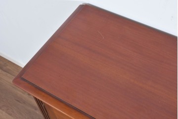 中古　美品　希少な廃番品　IDC大塚家具「グレース」シリーズ　クラシカルな装飾が上品なガラス扉付きサイドボード　(R-085489)