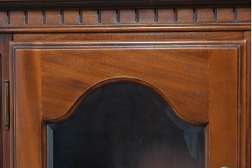 中古　美品　希少な廃番品　IDC大塚家具「グレース」シリーズ　クラシカルな装飾が上品なガラス扉付きサイドボード　(R-085489)