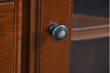 中古　美品　希少な廃番品　IDC大塚家具「グレース」シリーズ　クラシカルな装飾が上品なガラス扉付きサイドボード　(R-085489)